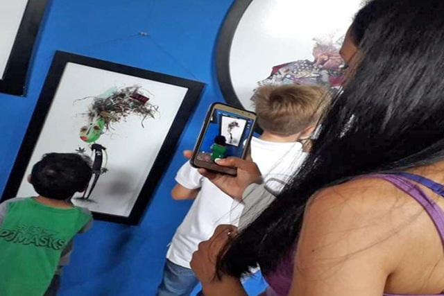 Vínculos e interacciones: experiencias de visita al museo de ciencias mediadas por tecnologías digitales Vínculos e interacciones: experiencias de visita al museo de ciencias mediadas por tecnologías digitales