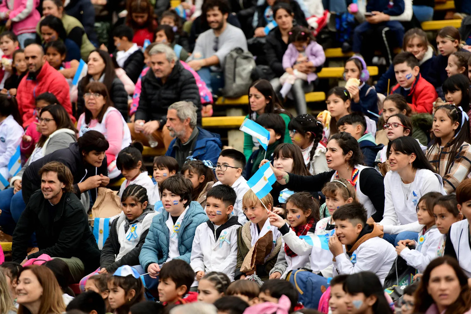 Mundo Nuevo participó en la ceremonia de promesa a la bandera de estudiantes bonaerenses con actividades educativas y culturales