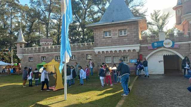 Mundo Nuevo participó en la ceremonia de promesa a la bandera de estudiantes bonaerenses con actividades educativas y culturales