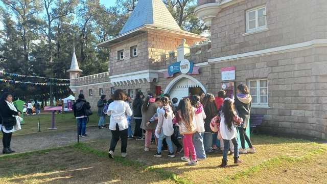 Mundo Nuevo participó en la ceremonia de promesa a la bandera de estudiantes bonaerenses con actividades educativas y culturales