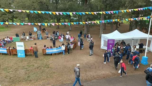 Mundo Nuevo participó en la ceremonia de promesa a la bandera de estudiantes bonaerenses con actividades educativas y culturales